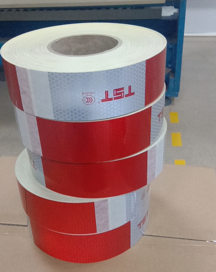 車身反光標(biāo)識.jpg 車身反光標(biāo)識.jpg